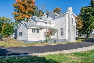 64 Main St in Roxbury Township, NJ - Foto de edificio - Building Photo