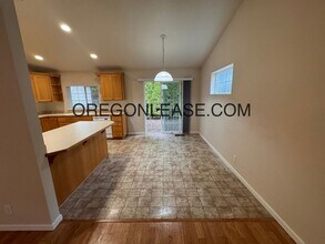 4742 Honeycomb Dr in Eugene, OR - Building Photo - Building Photo