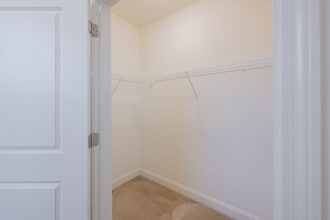 5 Corners in Essex Junction, VT - Foto de edificio - Interior Photo