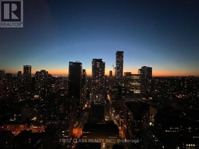 110 Charles St E in Toronto, ON - Building Photo - Building Photo