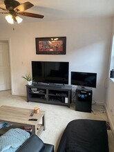 359 W 4th St, Unit 3 in Boston, MA - Foto de edificio - Building Photo