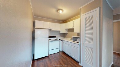 204 Lynn Dr, Unit B in Bryan, TX - Foto de edificio - Building Photo