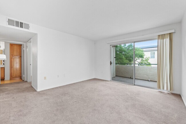 5710 E Tropicana Ave in Las Vegas, NV - Building Photo - Building Photo