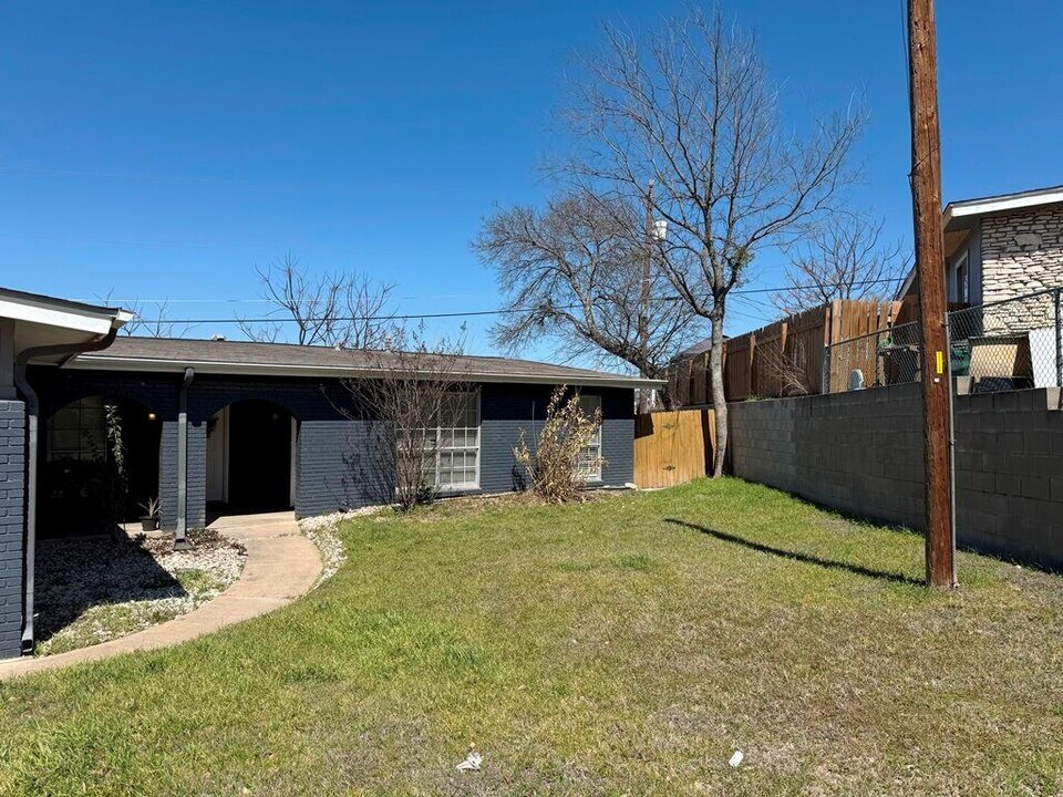 7308 Grand Canyon Dr in Austin, TX - Building Photo