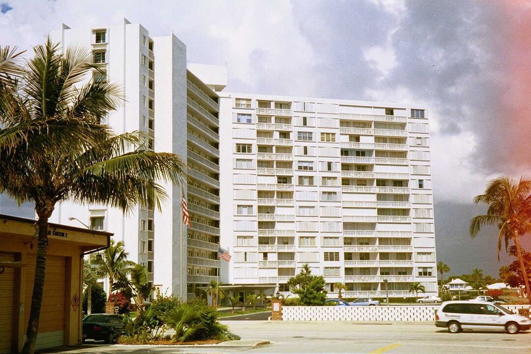 Granada House in Pompano Beach, FL - Building Photo