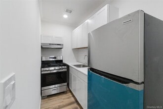 21-29 Audrey Ave in Oyster Bay, NY - Building Photo - Building Photo