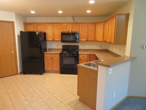 130-134 Nordic Way in Slinger, WI - Building Photo - Building Photo