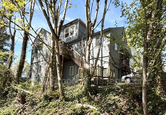 6423 SW Raab Rd in Portland, OR - Building Photo - Building Photo