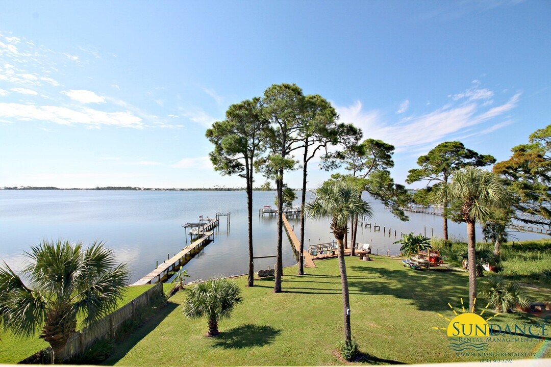 1675 W Highway 98 in Mary Esther, FL - Building Photo