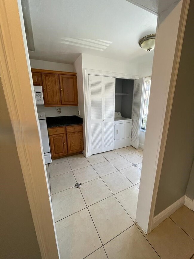14235 SW 57th Ln in Miami, FL - Foto de edificio - Building Photo