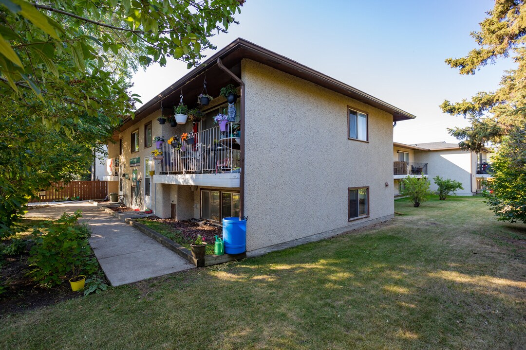 Bowness 4347 Apartments in Calgary, AB - Building Photo