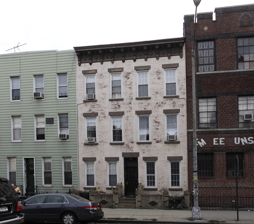 724 Metropolitan Ave in Brooklyn, NY - Building Photo