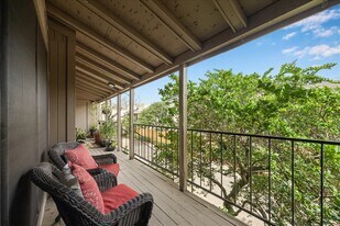 5711 Sugar Hill Dr in Houston, TX - Building Photo