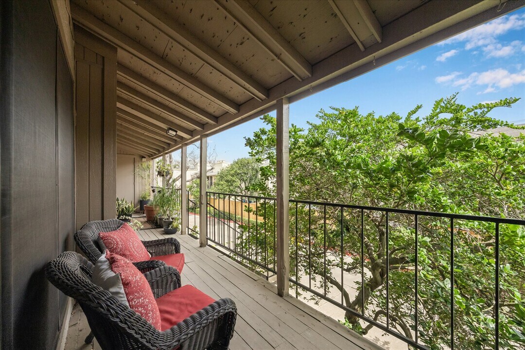 5711 Sugar Hill Dr in Houston, TX - Building Photo