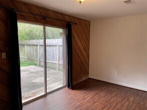 212 Quaker Dr-Unit -A3 in Friendswood, TX - Foto de edificio - Building Photo