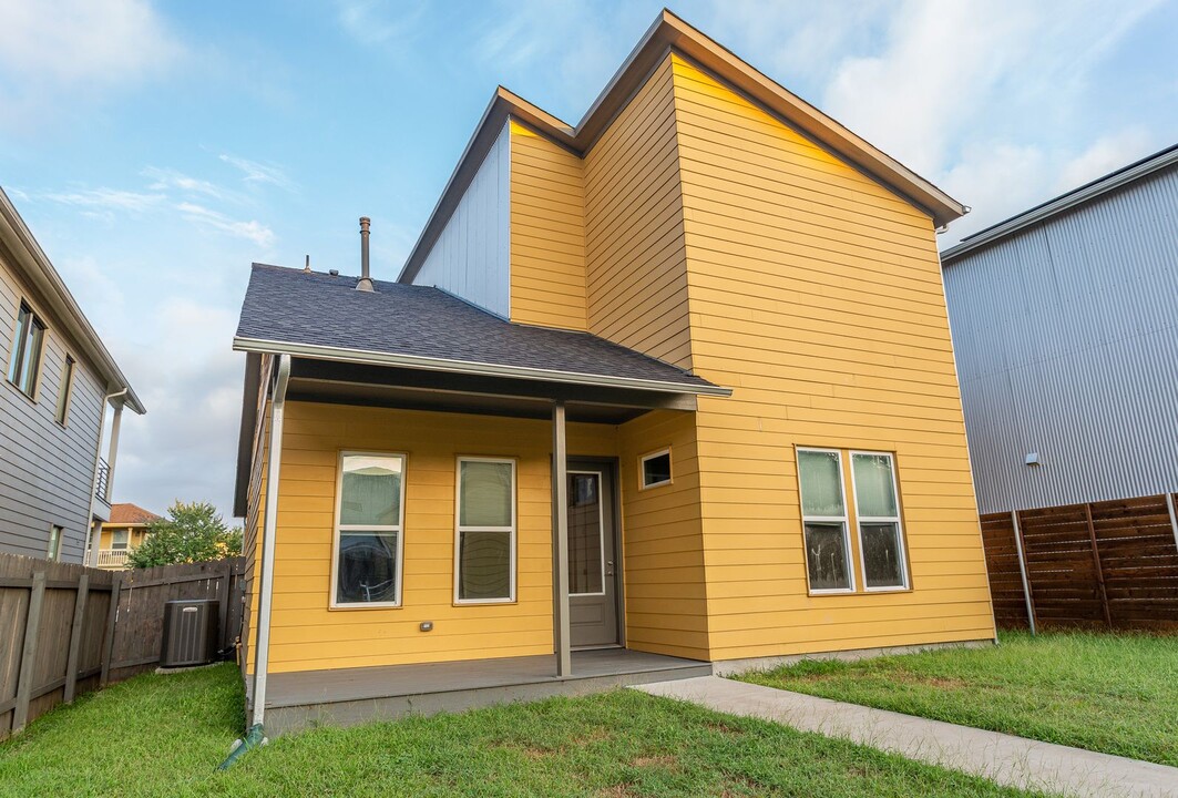 5825 Pinon Vista Dr in Austin, TX - Foto de edificio