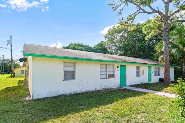 4869 Gulfstream Rd in Lake Worth Beach, FL - Building Photo - Building Photo