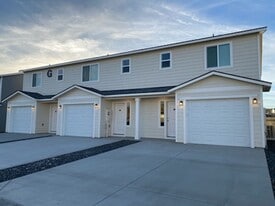 977 Creer Way in West Richland, WA - Building Photo