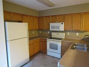 2212 White Pine Cir in Greenacres, FL - Foto de edificio - Building Photo