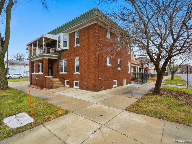 property at 2000 Dalzelle St