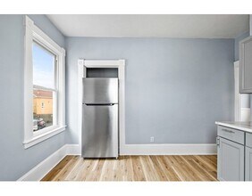 10 Acushnet Ave-Unit -2 in New Bedford, MA - Foto de edificio - Building Photo