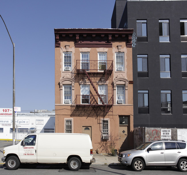 111 Richardson St in Brooklyn, NY - Foto de edificio - Building Photo