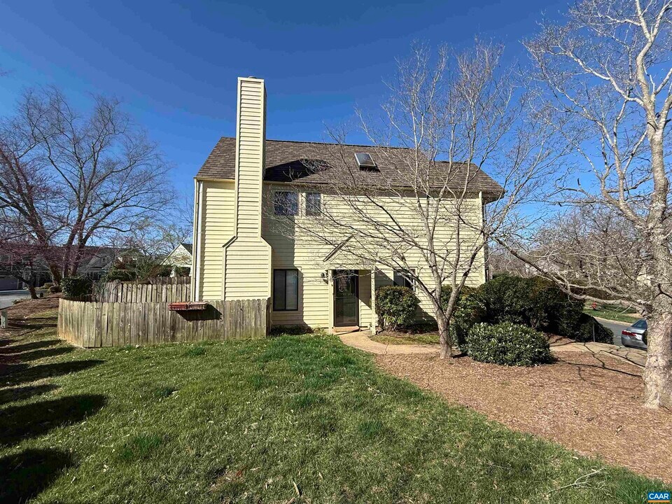 1231 Chatham Ridge in Charlottesville, VA - Foto de edificio
