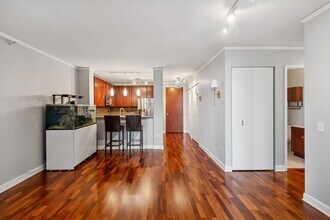 201 N Westshore Dr in Chicago, IL - Building Photo - Building Photo