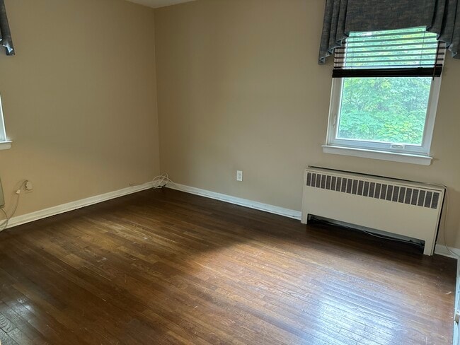 12 Troy Dr in Springfield, NJ - Foto de edificio - Building Photo