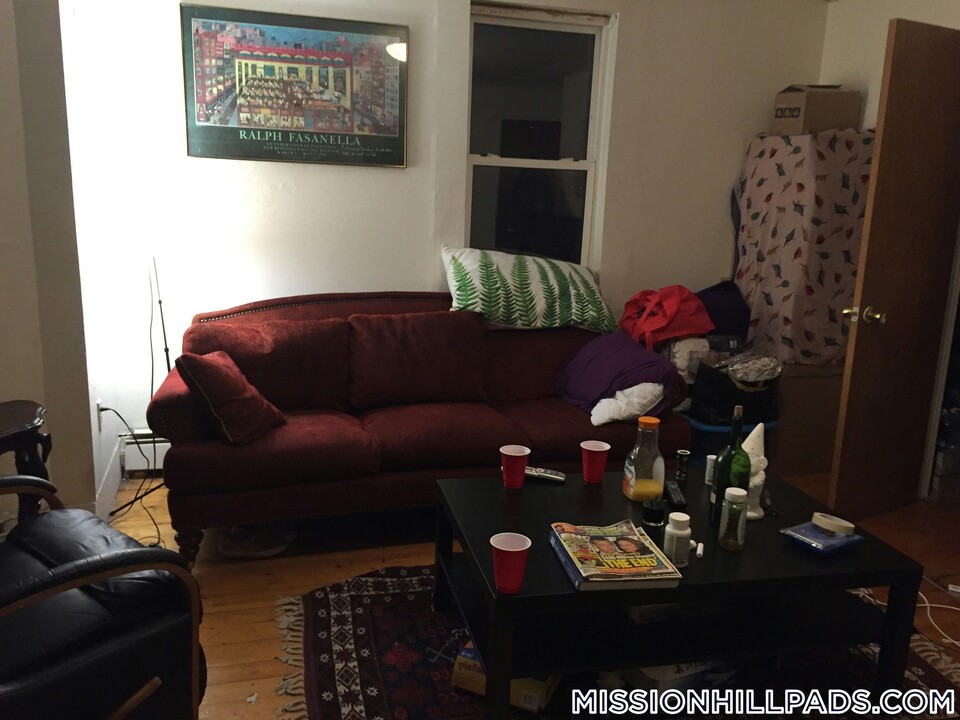 1572 Tremont St in Boston, MA - Building Photo