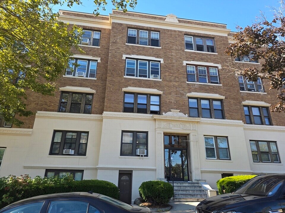 1653 Commonwealth Ave in Boston, MA - Building Photo