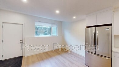 2004 33 St SW in Calgary, AB - Building Photo - Building Photo