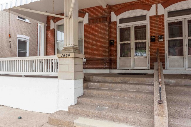 1660 Iowa St-Unit -1/2 in Dubuque, IA - Building Photo - Building Photo