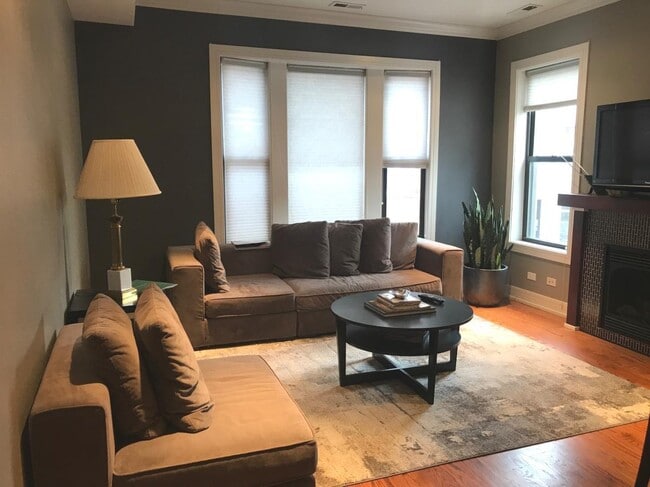 2430 N Geneva Terrace in Chicago, IL - Building Photo - Building Photo