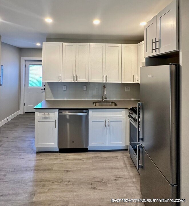 33 Maverick Square in Boston, MA - Building Photo