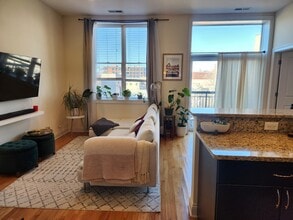 918 W Belmont Ave in Chicago, IL - Foto de edificio - Building Photo