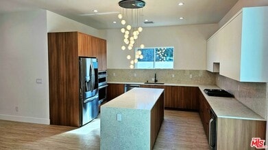 15224 W Holyland Dr in Los Angeles, CA - Building Photo - Building Photo