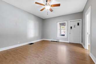 773 E New York St in Aurora, IL - Building Photo - Building Photo