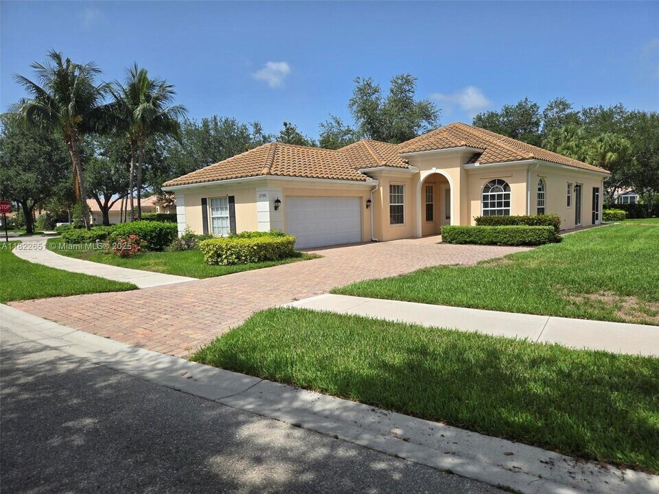 2796 Jude Is Wy in Naples, FL - Building Photo