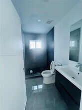 912 NE 2nd Ct in Hallandale Beach, FL - Building Photo - Building Photo
