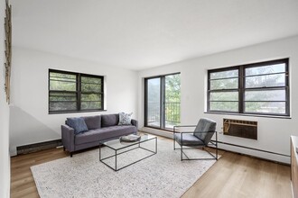 4925 Washington St, Unit 306 in Boston, MA - Foto de edificio - Building Photo