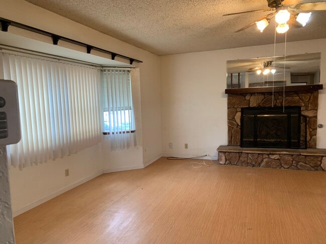 16183 Andover Dr in Victorville, CA - Foto de edificio - Building Photo