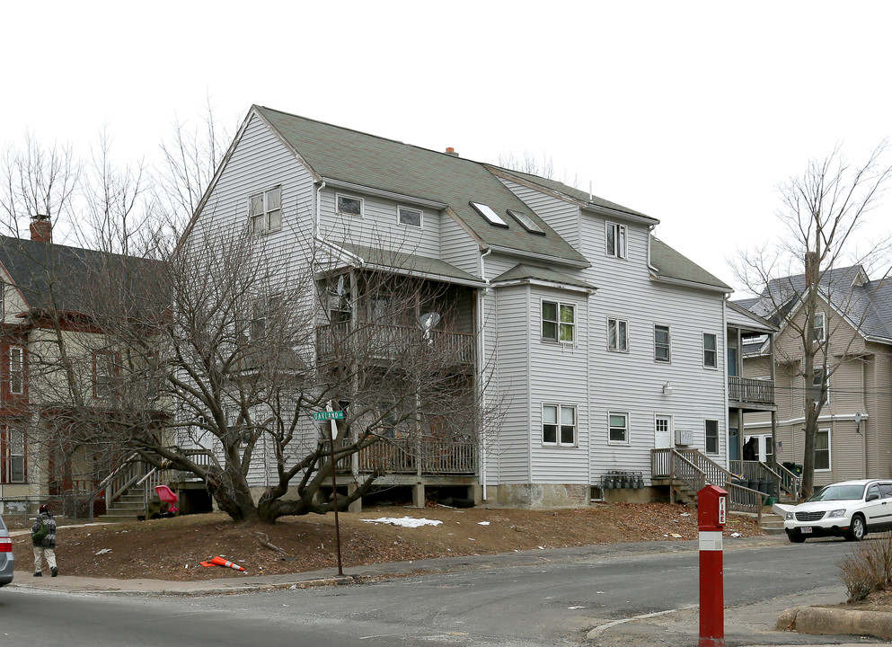 231 Pleasant St in Brockton, MA - Foto de edificio