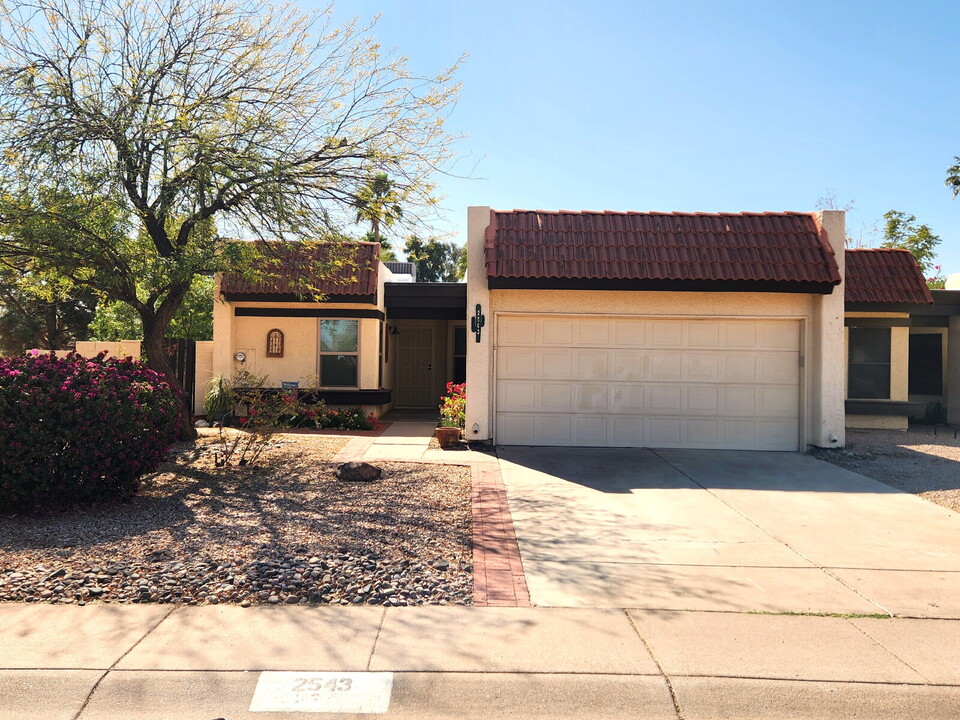 2543 E Wagoner Rd in Phoenix, AZ - Building Photo