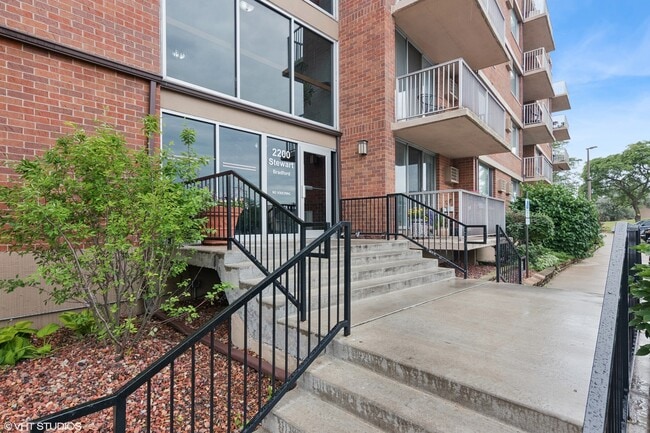 2200 S Stewart Ave in Lombard, IL - Building Photo - Building Photo