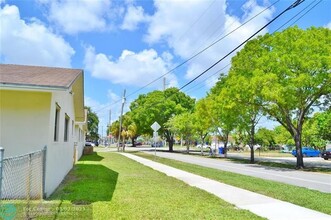 203 N 59th Ave in Hollywood, FL - Building Photo - Building Photo