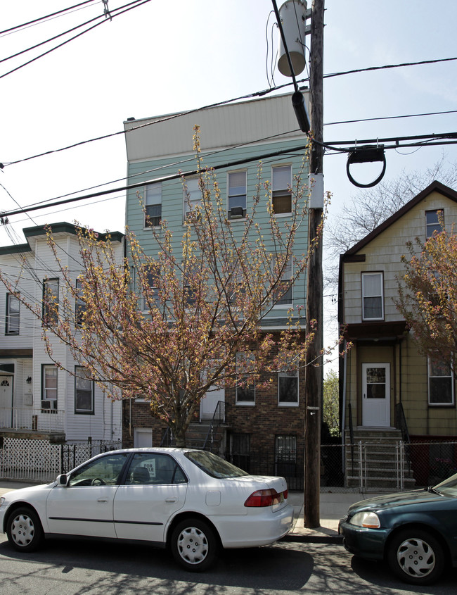 11 Zabriskie St in Jersey City, NJ - Building Photo - Building Photo