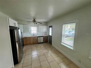 870 Bruce Ave in Clearwater, FL - Foto de edificio - Building Photo