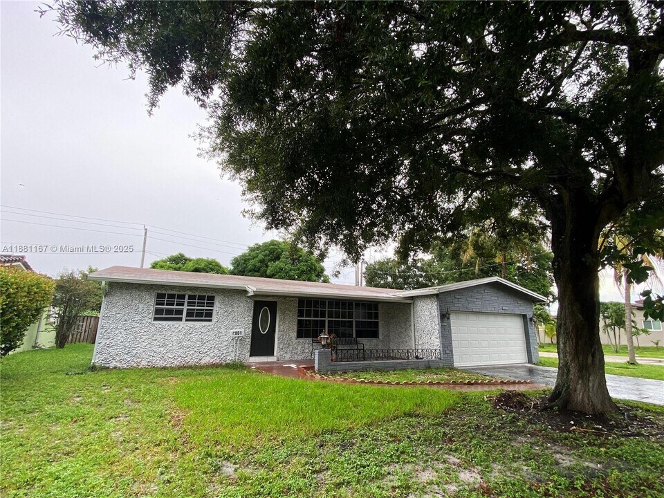 4801 Washington St in Hollywood, FL - Building Photo
