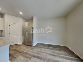 4001 Zepelin Wy in Roebuck, SC - Foto de edificio - Building Photo